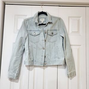 Forever 21 Size M Light Wash Denim Jean Jacket Spring Layer Minimalist